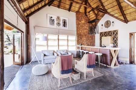 esiweni-luxury-safari-lodge-bar-lounge-interior