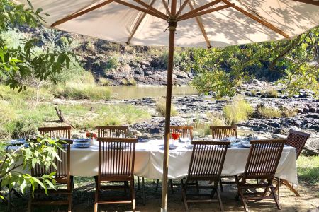 Esiweni-luxury-safari-lodge-Dejeuner-au-cascades