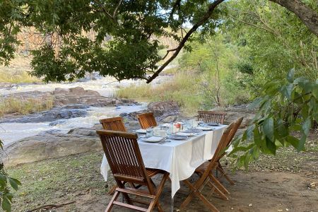 esiweni-luxury-safari-lodge-dining-lunch-in-the-wild