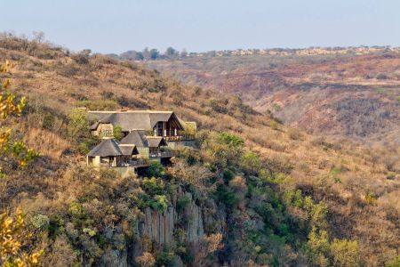 esiweni-luxury-safari-lodge-exterior-cliff-nambiti